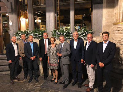 Bild vergr&ouml;&szlig;ern: Die Delegation aus dem Landkreis Calw zu Besuch bei G&uuml;nther Oettinger in Br&uuml;ssel: (v.l.) Tobias Hau&szlig;mann (EU-Beauftragter des Landkreises Calw) Johannes Schwarz (Fraktionsvorsitzender Gr&uuml;ne), Volker Schuler (Fraktionsvorsitzender Freie W&auml;hler), Bundestags