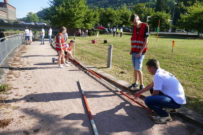 Bild vergrößern: Im Rahmen der GEOlympics lernten die teilnehmenden Schüler unter anderem, wie durch den Einsatz von Messinstrumenten und Fünf-Meter-Latte Winkel- und Streckenmessungen durchgeführt werden können. 