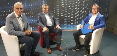 Bild vergrößern: Die beiden Landräte Helmut Riegger (links) und Waldemar Dombek (Mitte) beim Interview mit Moderator Jakub Pochwyt vom polnischen Fernsehsender TVT.  