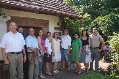 Bild vergr&ouml;&szlig;ern: Gruppenbild am Backhaus der Familie Harr in Freudenstadt-Gr&uuml;ntal (v. l.): Ortsvorsteher Willi Armbruster, Norbert-Jakob Ferch (Leiter des Landwirtschaftsamts des Landkreises Freudenstadt), Ulrich Ro&szlig;wag (Leiter der Abteilung Landwirtschaft, L&auml;ndlicher Rau