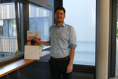Bild vergr&ouml;&szlig;ern: Der Klimaschutzmanager des Landkreises Calw, Elias Weigel, weihte die Sammelbox im Eingangsbereich Haus C des Landratsamts Calw ein. 