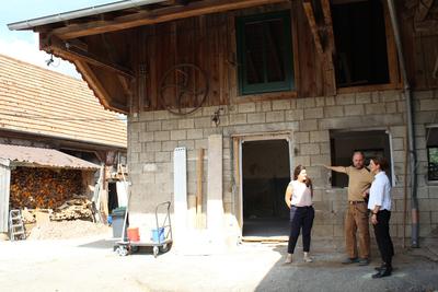 Bild vergrößern: Vor dem alten Kuhstall und dem zukünftigen Verkaufsraum der Firma »Gesundes Wohnen« in Sommenhardt
