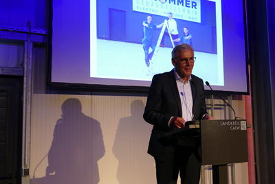 Bild vergr&ouml;&szlig;ern: Landrat Helmut Riegger ging in seiner Ansprache auf die Angebote und Vorhaben des Kreises f&uuml;r das Handwerk ein. 