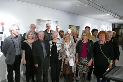 Bild vergr&ouml;&szlig;ern: Gruppenbild der beteiligten K&uuml;nstler. 