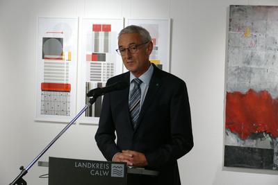 Bild vergr&ouml;&szlig;ern: Sozialdezernent Norbert Weiser hie&szlig; die beteiligten K&uuml;nstlerinnen und K&uuml;nstler sowie die zahlreichen Besucher zur Ausstellungser&ouml;ffnung im Landratsamt Calw willkommen. 
