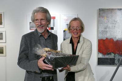 Bild vergr&ouml;&szlig;ern: Als Dank f&uuml;r die Vorbereitung und Organisation der Ausstellung  erhielt der Calwer K&uuml;nstler Reinhold Wohlleben ein Pr&auml;sent.