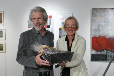 Bild vergrößern: Als Dank für die Vorbereitung und Organisation der Ausstellung  erhielt der Calwer Künstler Reinhold Wohlleben ein Präsent.