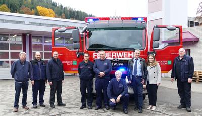 Bild vergr&ouml;&szlig;ern: Die Mitarbeiter der Abteilung Brand- und Katastrophenschutz des Landratsamts Calw bei der Vorstellung des neuen Ger&auml;tewagen-Transport vor der Zentralen Feuerwehrwerkstatt in Bad Wildbad-Calmbach 