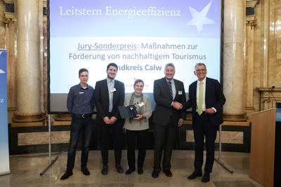 Bild vergr&ouml;&szlig;ern: Vertreter des Landkreises Calw nahmen den Jury-Sonderpreis f&uuml;r Ma&szlig;nahmen zur F&ouml;rderung von nachhaltigem Tourismus im Neuen Schloss in Stuttgart freudig entgegen. 
