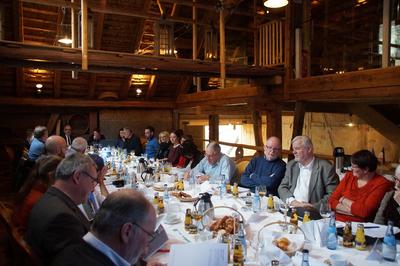Bild vergr&ouml;&szlig;ern: Passend zum Thema &laquo;Holzbaukultur&laquo; tagte die LEADER-Aktionsgruppe Nordschwarzwald, unter der Leitung von Landrat Dr. Klaus Michael R&uuml;ckert, im Morlockhof in Baiersbronn