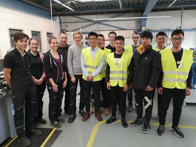 Bild vergr&ouml;&szlig;ern: Die chinesische Delegation zusammen mit Betreuer Heiko Maute von der Johann-Georg-Doertenbach-Schule Calw (4.v.r.) bei der Besichtigung der Firma HOMAG am Standort Holzbronn.  