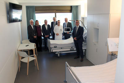 Bild vergr&ouml;&szlig;ern: Im Rahmen eines Pressetermins stellten Vertreter des Landkreises Calw, des Klinikverbundes S&uuml;dwest, des Aufsichtsrats der Kreiskliniken Calw gGmbH und der Nagolder Oberb&uuml;rgermeister diese Woche das Musterpatientenzimmer in den Kliniken Nagold vor. 