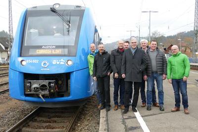 Bild vergr&ouml;&szlig;ern: Eine Delegation des Zweckverbands Hermann-Hesse-Bahn hat an der Sonderfahrt des weltweit ersten Wasserstoff-Triebwagens, dem Coradia iLint der Firma ALSTOM, von Offenburg nach Freudenstadt teilgenommen. 