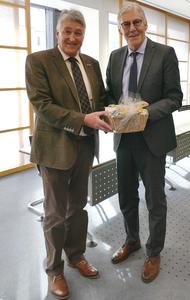 Bild vergr&ouml;&szlig;ern: Landrat Helmut Riegger verabschiedet Dr. Joachim Bley, der ab 01.02.2019 die Leitung der Abteilung Wasser der Landesanstalt f&uuml;r Umwelt in Karlsruhe &uuml;bernimmt.