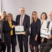 Bild vergr&ouml;&szlig;ern: Das Team des Landratsamtes, das bei der Erstellung des Buches mitgearbeitet hat.