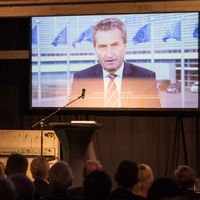 Bild vergr&ouml;&szlig;ern: EU-Kommissar G&uuml;nther Oettinger schickte eine Videobotschaft aus Br&uuml;ssel, in der er &uuml;ber seine Kindheit und Besuche im Landkreis Calw berichtete.