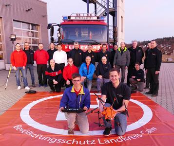 Bild vergr&ouml;&szlig;ern: Im Rahmen eines Pressetermins stellten Vertreter der Kreisverwaltung und der Freiwilligen Feuerwehren des Gemeindeverwaltungsverbands Althengstett die neue Drohne f&uuml;r die Einsatzkr&auml;fte im Kreis Calw vor.  