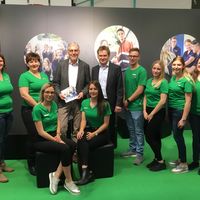 Bild vergr&ouml;&szlig;ern: Landrat Helmut Riegger (l.) und Oberb&uuml;rgermeister Ralf Eggert sowie Sandra Glaser (Ausbildung LRA Calw) mit den Auszubildenden des zweiten Lehrjahres des Landratsamtes Calw. 
