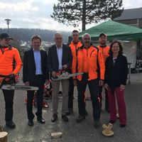 Bild vergr&ouml;&szlig;ern: Der Forst BW pr&auml;sentierte sich ebenfalls mit einem Stand und die Auszubildenden des Landratsamtes er&ouml;ffneten Einblicke in ihre T&auml;tigkeiten. Anette Hanfstein von der Agentur f&uuml;r Arbeit Nagold-Pforzheim begleitete die Herren bei ihrer Runde.