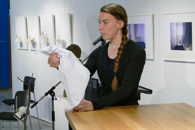 Bild vergr&ouml;&szlig;ern: Die Puppenspielerin Myrjam Rossbach zeigte bei ihrer Papierfiguren-Performance, wie wandlungsf&auml;hig ein St&uuml;ck Papier sein kann.