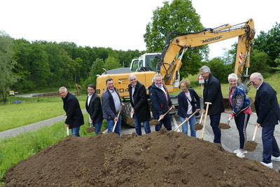 Bild vergr&ouml;&szlig;ern: V.l. Martin Isola (technischer Leiter Otto Morof Tief- und Stra&szlig;enbau), J&ouml;rg Repple (Abteilungsleiter Stra&szlig;enbau, Landratsamt Calw), Martin Blaich (Kreisrat), Helmut Riegger (Landrat), Thomas Blenke (Mitglied des Landtags), Dr. Ursula Utters (Kreisr&auml;tin),