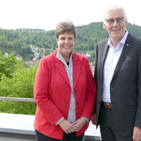Bild vergr&ouml;&szlig;ern: Regierungspr&auml;sidentin Sylvia M. Felder und Landrat Helmut Riegger auf der Dachterrasse des Landratsamtes Calw.