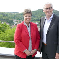 Bild vergrößern: Regierungspräsidentin Sylvia M. Felder und Landrat Helmut Riegger auf der Dachterrasse des Landratsamtes Calw.
