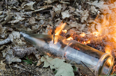 Bild vergr&ouml;&szlig;ern: Weggeworfene Flaschen oder Scherben aus Mineralglas k&ouml;nnen wie eine Lupe wirken und durch den Brennglaseffekt ein Feuer ausl&ouml;sen. 