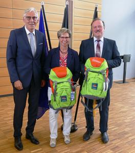 Bild vergr&ouml;&szlig;ern: Landrat Helmut Riegger (links) &uuml;berreichte Martina H&ouml;rmann und B&uuml;rgermeister Joachim Flik als Dankesch&ouml;n f&uuml;r ihr gro&szlig;es Engagement f&uuml;r die Streuobstinitiative Calw-Enzkreis-Freudenstadt einen mit Freizeitzubeh&ouml;r gef&uuml;llten Wanderrucksack.  