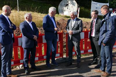 Bild vergr&ouml;&szlig;ern: Beim anschlie&szlig;enden Besuch in Bad Wildbad-Sprollenhaus fand ein Informationsaustausch zum aktuellen Stand der dortigen Breitband-Baustelle statt. 
