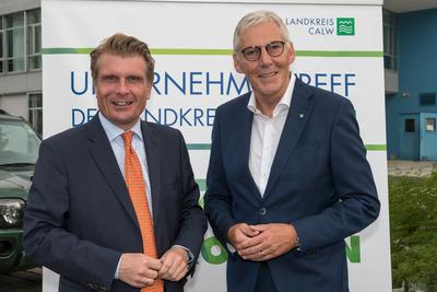 Bild vergr&ouml;&szlig;ern: (v.l.) Gastredner Thomas Barei&szlig; MdB und Kreischef Helmut Riegger hoben in ihren Reden die Bedeutung der mittelst&auml;ndischen und familiengef&uuml;hrten Unternehmen f&uuml;r den Landkreis Calw und die Region hervor. 