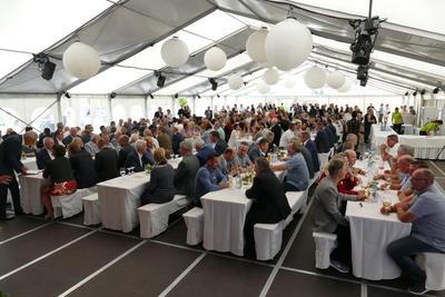 Bild vergrößern: Rund 350 Gäste folgten der Einladung der Wirtschaftsförderung des Landkreises Calw zum diesjährigen Unternehmertreff bei der Firma infinex am Standort Haiterbach. 
