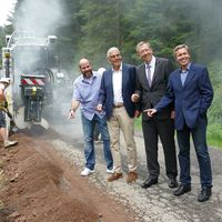 Bild vergr&ouml;&szlig;ern: Haben sich das neue Layjet-Verfahren vor Ort genau angeschaut: V.l. Sascha Dengler (B&uuml;r-germeister Gemeinde Enzkl&ouml;sterle), Helmut Riegger (Landrat), Dr. Christoph M&uuml;ller (Gesch&auml;ftsf&uuml;hrer Netze BW), Bernt Ringhofer (International Sales Director Layjet).