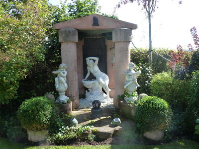 Bild vergrößern: Auf der Warterhöhe können am Tag des offenen Denkmals verschiedene Skulpturen, unter anderem von der Familie der badischen Großherzöge, bewundert werden. 
