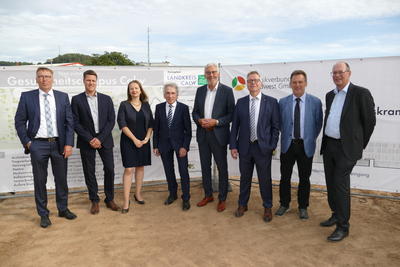 Bild vergr&ouml;&szlig;ern: Gruppenbild anl&auml;sslich des Beginns der &auml;u&szlig;eren Erschlie&szlig;ung des k&uuml;nftigen Campus-Areals