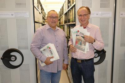 Bild vergr&ouml;&szlig;ern: Eberhard Fiedler, der Vorsitzende des Kreisseniorenrats Calw (links im Bild), &uuml;bergab k&uuml;rzlich Kreisarchivar Martin Frie&szlig; 75 Ausgaben der Zeitschrift &raquo;Alter aktiv&laquo; f&uuml;r die entsprechende Sammlung im Kreisarchiv.
