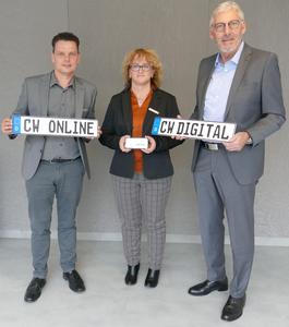 Bild vergr&ouml;&szlig;ern: (V.l.) Lukas Klingenberg (Leiter der Abteilung Ordnung und Verkehr im Landratsamt Calw), seine Mitarbeiterin Katja Klink (Sachgebietsleiterin Kfz-Zulassungs- und F&uuml;hrerscheinstelle, Kundencenter) und Landrat Helmut Riegger freuen sich, dass im Landkreis C