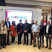 Bild vergr&ouml;&szlig;ern: Gesch&auml;ftsf&uuml;hrerin Sibylle Thierer gab einen Einblick in die Firma H&auml;fele in Nagold und f&uuml;hrte die Delegation durch die Markenwelt der Firma