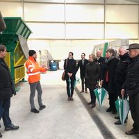 Bild vergrößern: Betriebsleiter Stefan Till führt die Delegation durch die Bioabfallvergärungsanlagen in Neubulach-Oberhaugstett