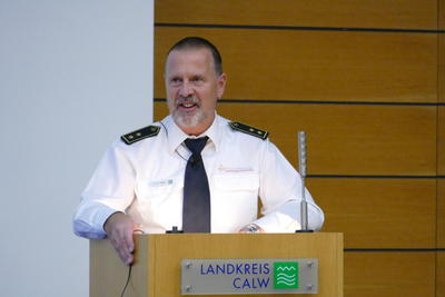 Bild vergr&ouml;&szlig;ern: Kreisbrandmeister Hans-Georg Heide informierte Vertreter der Hilfsorganisationen &uuml;ber die geplante Aufkl&auml;rungskampagne zur Notfallvorsorge im Bev&ouml;lkerungsschutz.