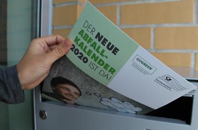 Bild vergr&ouml;&szlig;ern: Die Abfallkalender 2020 werden verteilt.