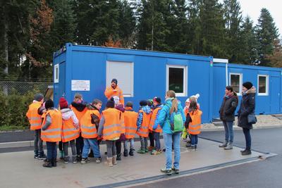 Bild vergr&ouml;&szlig;ern: Die dritte Klasse der Naturparkschule Bad Teinach-Zavelstein bei der F&uuml;hrung &uuml;ber das Gel&auml;nde der neuen Bioabfallverg&auml;rungsanlage der AWG Abfallwirtschaft Landkreis Calw GmbH (AWG) in Neubulach-Oberhaugstett.