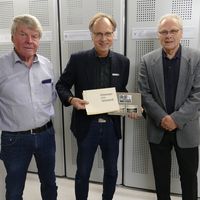 Bild vergr&ouml;&szlig;ern: Von Prof. Paul M&uuml;nch (r.) wurde das Fotoalbum an Kreisarchivar Martin Frie&szlig; &uuml;bergeben im Beisein des Herrenalber Heimatsammlers Richard Clauer. 