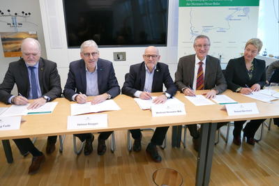 Bild vergrößern: Am Montag unterzeichneten die Beteiligten das vom Verkehrsministerium initiierte Eckpunktepapier zur Reaktivierung des Schienenverkehrs von der Region Calw in die Region Stuttgart