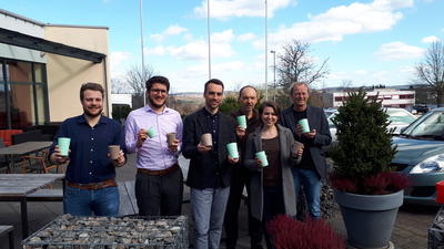Bild vergr&ouml;&szlig;ern: Freuen sich &uuml;ber die ersten reCup-Becher: v.l. Matthias Raisch (B&auml;ckerei und Konditorei Raisch), Elias Weigel (Klimaschutzmanager im Landkreis Calw, Ren&egrave; Skiba (Gesch&auml;ftsf&uuml;hrer Tourismus GmbH N&ouml;rdlicher Schwarzwald), Rolf und Rebecca Maisenbacher (Kaffeem