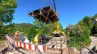 Bild vergrößern: Im Rahmen der vorbereitenden Arbeiten für die Inbetriebnahme der Hermann-Hesse-Bahn wurde kürzlich die Welzbergbrücke ausgebaut. Sie wird nun saniert und kehrt schließlich an ihren alten Platz zurück. 