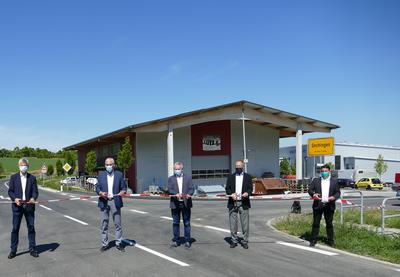 Bild vergr&ouml;&szlig;ern: Symbolische Wiederer&ouml;ffnung der K 4300 zwischen Gechingen und dem Kreisverkehr &raquo;Sieben Tannen&laquo;. V.l. B&uuml;rgermeister der Gemeinde Gechingen Jens H&auml;u&szlig;ler, Landrat Helmut Riegger, Landtagsabgeordneter Thomas Blenke, Gesch&auml;ftsf&uuml;hrer der Firma Otto Morof Tief- 
