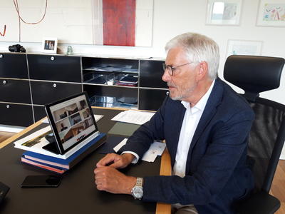 Bild vergr&ouml;&szlig;ern: Landrat Helmut Riegger bei der Videokonferenz