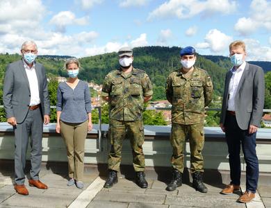 Bild vergr&ouml;&szlig;ern: Zwei Angeh&ouml;rige der Bundeswehr unterst&uuml;tzen seit 25. Mai 2020 die Mitarbeiterinnen und Mitarbeiter des Gesundheitsamts im Landratsamt Calw.
