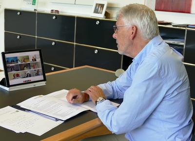 Bild vergr&ouml;&szlig;ern: Landrat Riegger bei der Videokonferenz